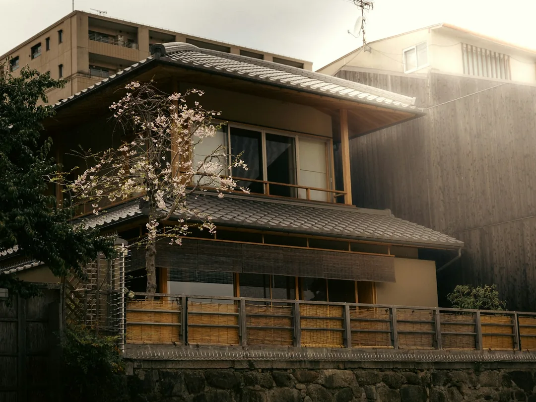 夕日が当たる塗り替え後の住宅