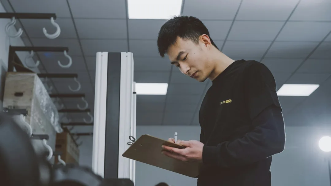 バインダーに調査内容を書き込むスタッフ