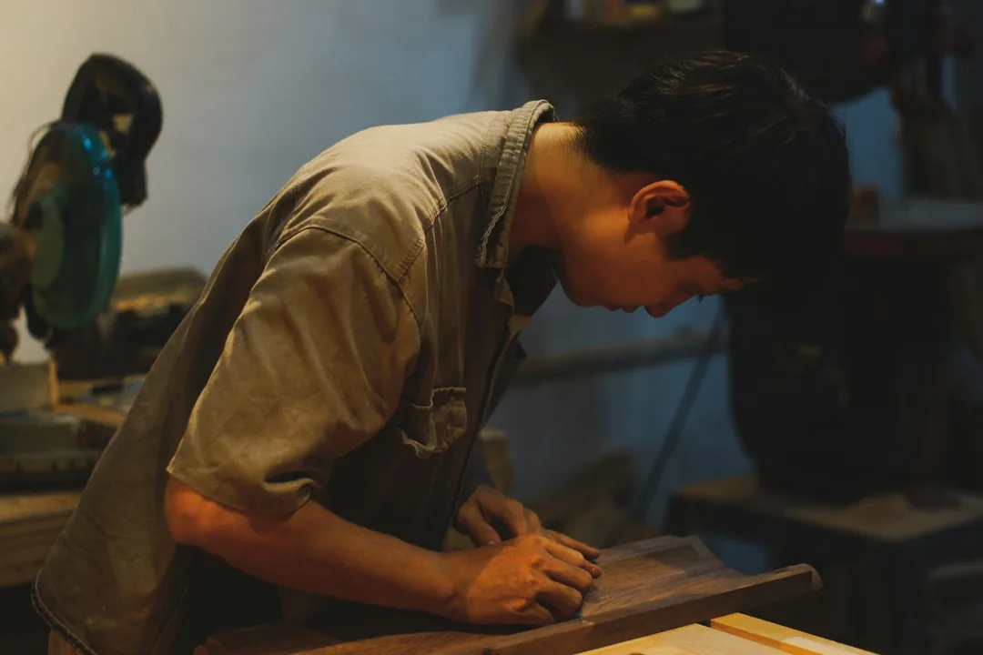 作業台に向かって手を動かす職人